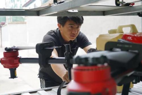 无人机"飞手"的一天：高薪只是传闻 入行必须能吃苦