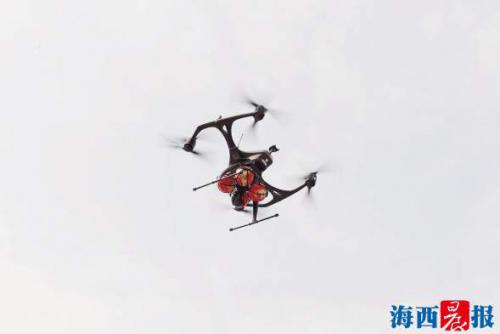 无人机威慑“闹事人员”