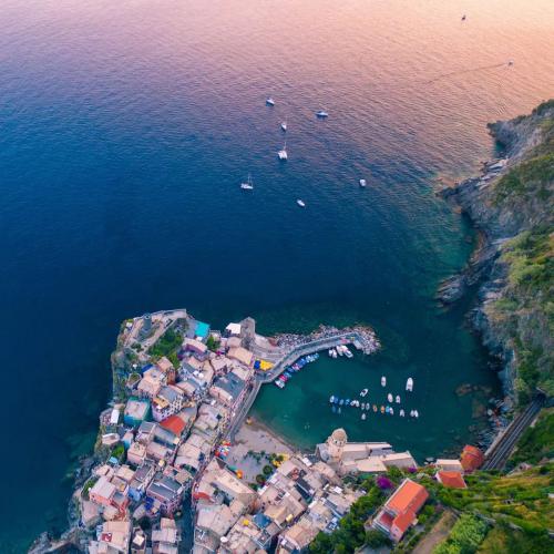 弱光无人机航拍，大光圈和高ISO，那个优先使用？