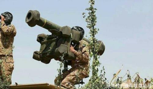 伊朗无人机飞越边界，特种兵扛起导弹就射，残骸被撞车迅速运走