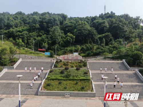 湖南：下乡实践学子操作无人机献礼国庆 