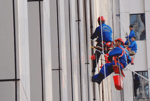 这个想法太好了，用无人机擦玻璃！飞350米高，比人工快20倍！ 