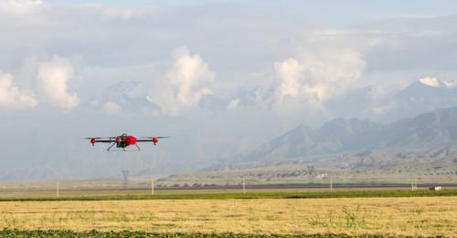 植保无人机的中场战事：大疆向左，极飞向右 