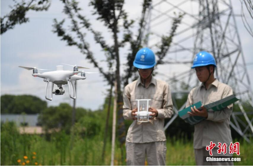 浙江电力部门以机器人巡检电路 高温之下保供应