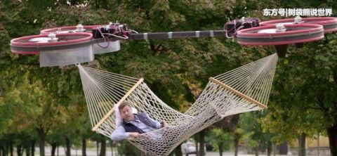 国外小哥用无人机做吊床，飞着躺着还能遛狗，花样作死气坏路人