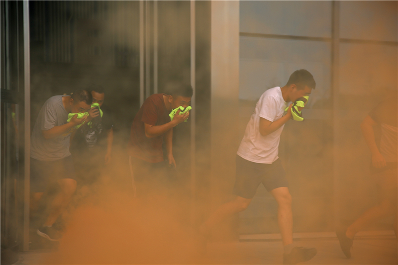 高层建筑如何预防应对火灾？消防支队模拟救援