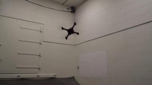 懂「缩骨功」之无人机，空中变形穿越狭窄空间