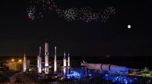 无人机汇演飞入肯尼迪太空中心，纪念登月任务 50 周年