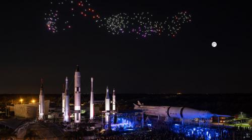 無人機匯演飛入肯尼迪太空中心紀念登月任務 50 週年