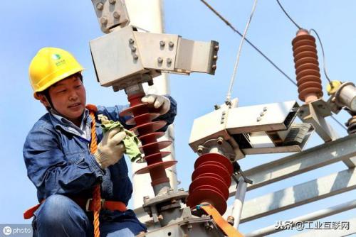 喷火无人机“投身”电力运维 变身高温下的“蜘蛛侠”