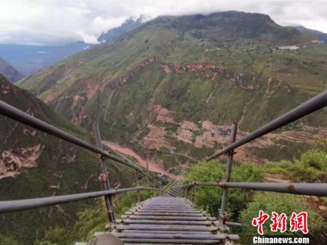 灾难医疗急救“5G+无人机”送药演练在四川悬崖村展开