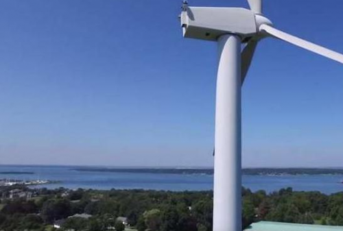 男子用无人机拍摄电力风车，没想到意外发现风车顶部不可思议的事