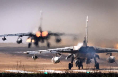 对盟友开火？中东弹药库、无人机库被接连炸毁，伊尔76被击落