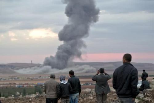 伊朗盟友再次发动奇袭，导弹无人机从天而降，40多人当场炸飞 