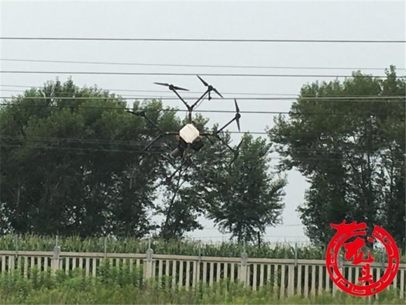 操作不当致无人机失控 被挂铁路护网上