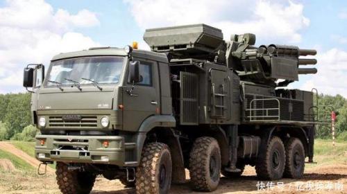 13架无人机偷袭军事基地！俄军用出绝招，降服6架打爆7架