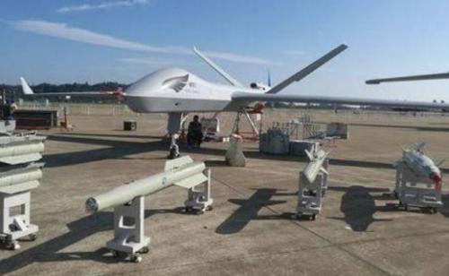 俄首款隐身无人机首飞，外形酷似美军B2轰炸机，可与苏57配合作战 