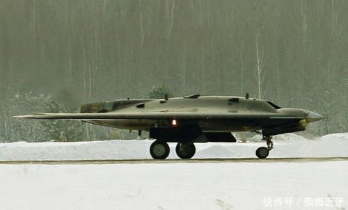 俄隐身无人机首飞，重型飞翼布局，内置弹仓或成俄军六代机原型