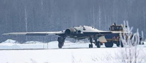 俄罗斯猎人隐身飞翼无人机终于首飞，重20吨时速1000公里