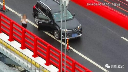 无人机出动！1小时18辆车辆违停雅康高速被查处 