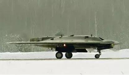 俄罗斯“猎人B”隐身无人机首飞 专家：距离“服役”还有很长的路要走 