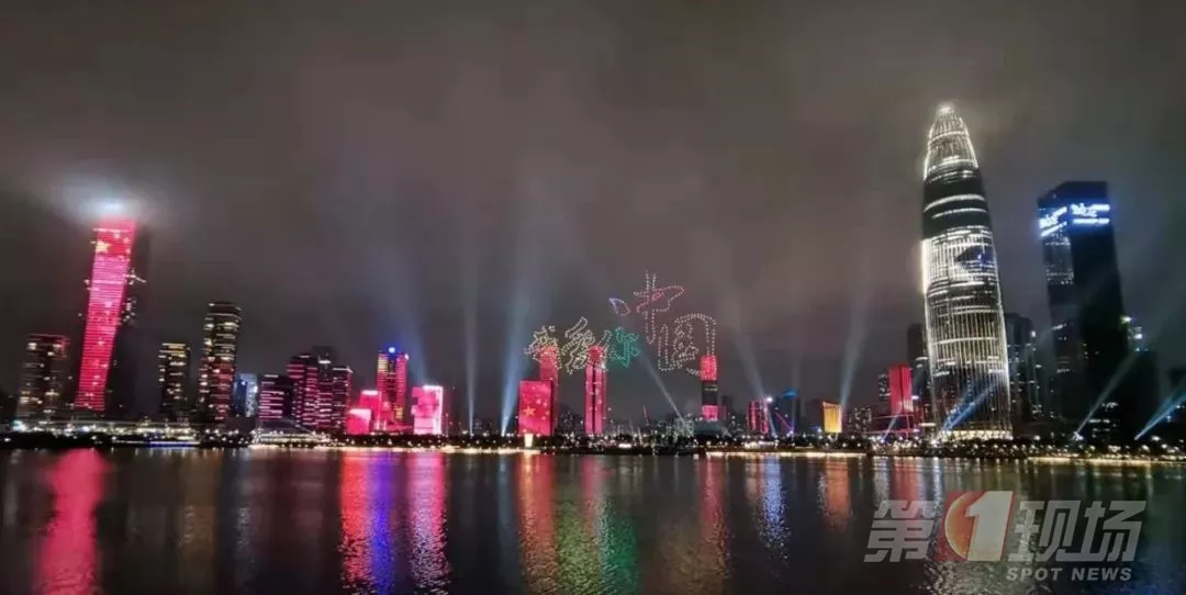 深圳湾600架无人机拼爱国爱港字样 网友:热泪盈眶