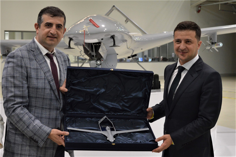 乌克兰总统参观土耳其无人机制造公司