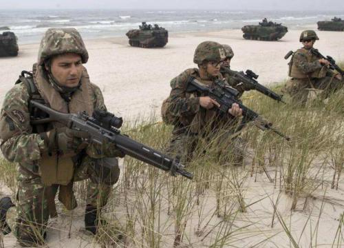 叙利亚打出响亮耳光，数架无人机直冲敌人心脏，巨响后死伤惨重 