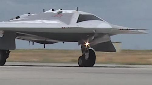 不甘落后！俄制隐身无人机高调宣布试飞 发动机或采用歼-10同款 