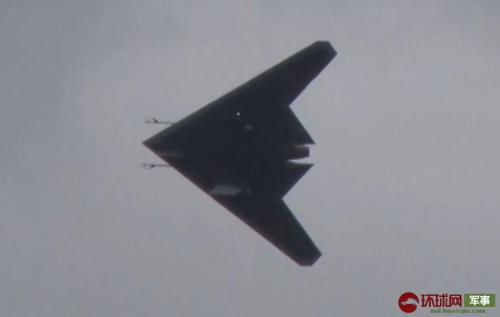 俄新型飞翼无人机试飞画面再公开 苏30战机护航 