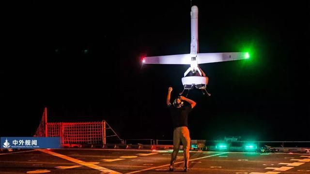 美国海军测试新型舰载固定翼垂直起降无人机，很像一枚巡航导弹