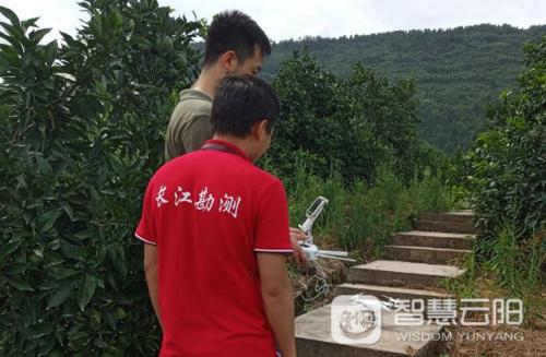 故陵镇用无人机勘察地质灾害隐患点