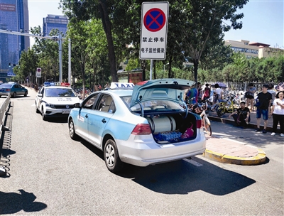 出租车掀后备厢盖违停 交管部门启用无人机治理