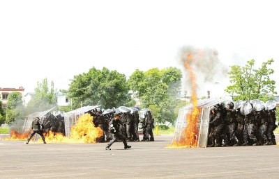 无人机悬挂爆炸物侵袭监狱反恐应急联合演练现场堪比大片··德阳晚报数字报刊平台 
