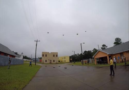 机器人的战争：美国国防高级研究计划局研究无人机群在城市环境中的应用