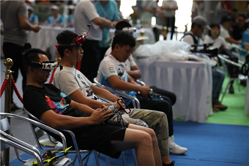 空中大比拼！巴南承办的国际无人机竞速大奖赛开幕