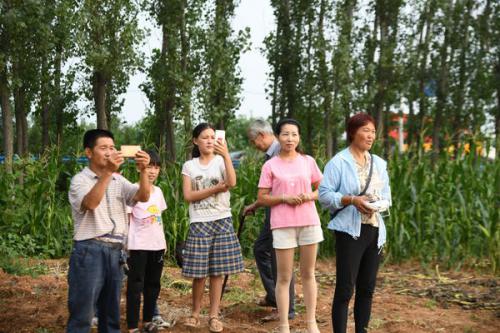 义马五旬农村大妈玩无人机种田，做手擀面也是好手