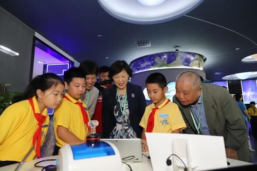 人脸识别、无人机飞行编程……小学生也有“人工智能大会”啦！人工智能课程将走进徐汇区中小学课堂