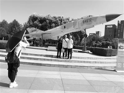 沈航迎新生： 无人机天上飞 机器车广场跑