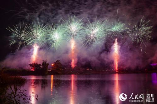 成都青白江凤凰湖畔上演精彩烟花秀和无人机表演
