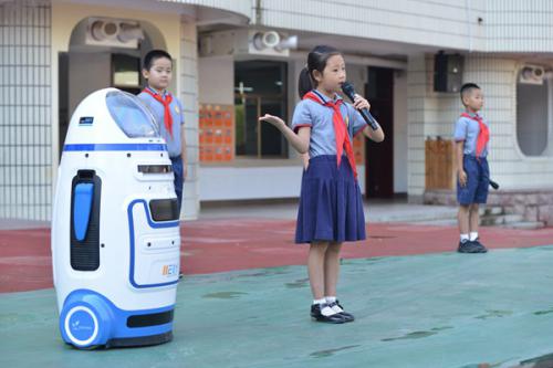 智能刷脸、机器人、无人机......山东多地校园开学充满“科技感”