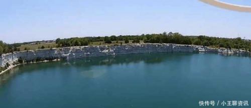 男子操作无人机拍摄湖泊全景，却意外发现湖里有地面上的车辆