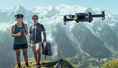 Parrot的最新无人机包括一个身临其境的驾驶舱耳机