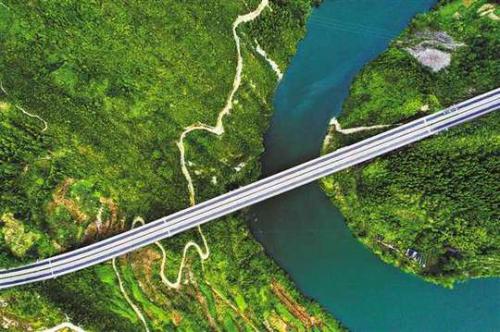 无人机视角！渝湘高速公路特大桥横跨黔江阿蓬江大峡谷上