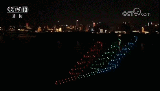 “我和国旗同框”｜200架无人机舞动武汉东湖 夜空点亮中国红