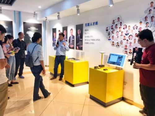 北京周报社、中国网等媒体参观无距科技