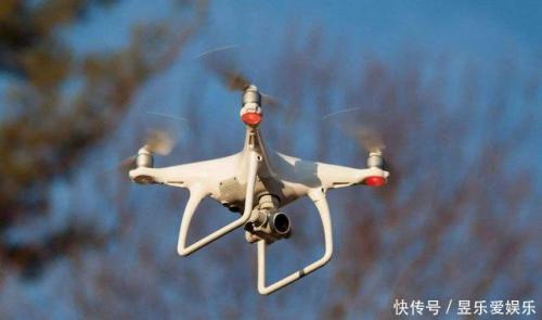 无人机挂把枪就能变身大杀器做不到这点，一开枪就报废