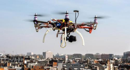 承受每小时500英里的撞击 这架无人机压力很大啊