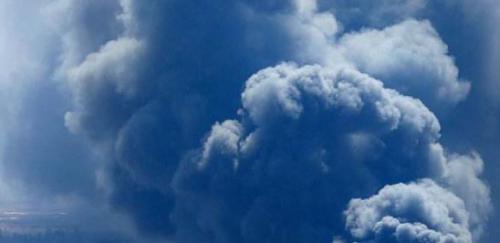 战斗在凌晨突然打响，中东大国惨遭无人机偷袭，两大油厂火光冲天 