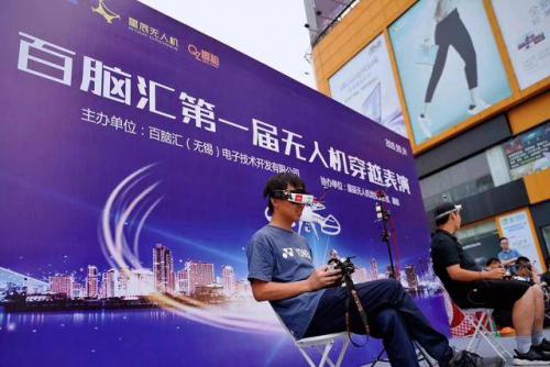 无人机穿越障碍，速度与激情的科技盛宴